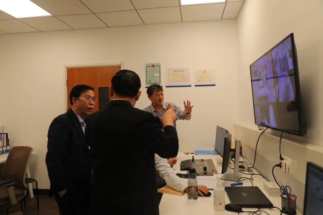 The Cambodian delegation toured the Radiotherapy Center control room