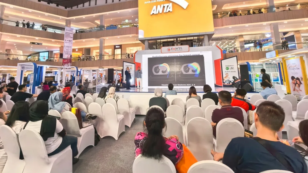 President Qian Chaonan participating in panel discussion at the Surabaya International Health and Medical Expo