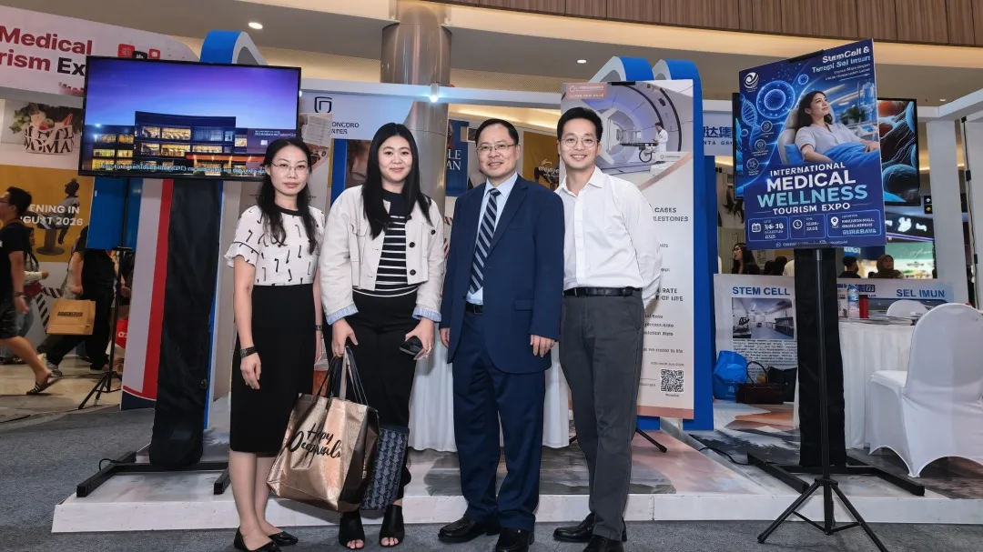 President Qian Chaonan delivering a lecture at the cancer health talk in Jakarta